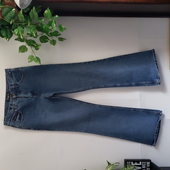 L.E.I Life Energy Intelligence Bootcut Jean's - Picture 5 of 7